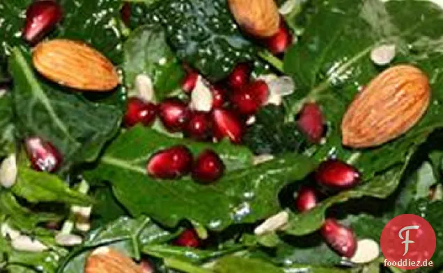 Grünkohlsalat mit Granatapfel, Sonnenblumenkernen und geschnittenen Mandeln