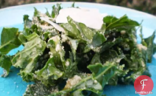 Roher toskanischer Grünkohlsalat mit Pecorino