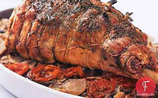 Bein von gebratenem Lamm auf Kartoffeln, Auberginen und Tomaten Tian