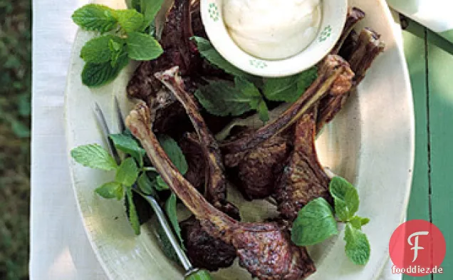 Gegrillte Lammkoteletts mit Zitronen-Joghurt-Sauce