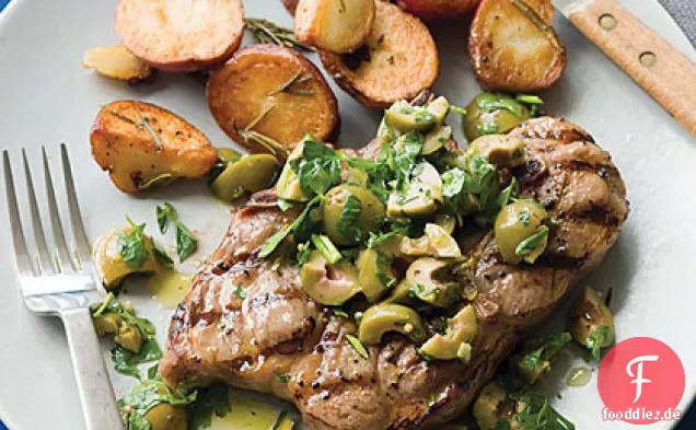 Lammkoteletts mit Oliven-Petersiliensalat