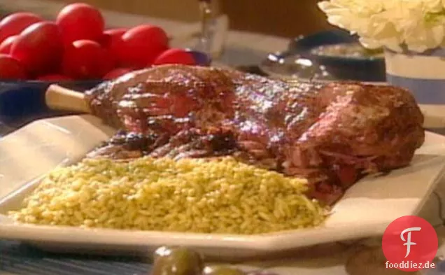 Gebratene Lammkeule mit Safran und Oliven-Salsa