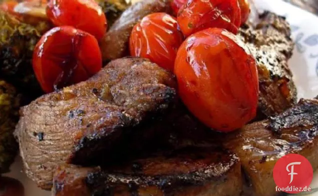 Gegrillte marinierte Lammkoteletts mit Balsamico-Kirschtomaten