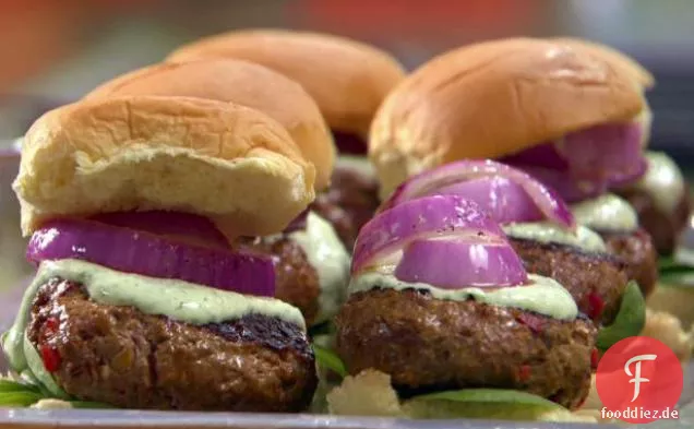 Indische Lammburger mit grüner Raita-Sauce und roten Zwiebeln