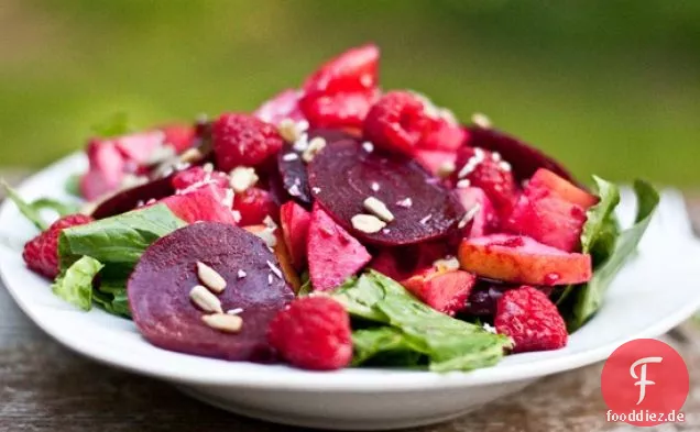 Rüben-, Apfel- und Orangensalat in einer hausgemachten Himbeervinaigrette