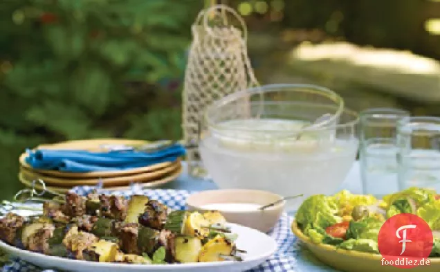 Lamm-Gurken-Kebabs mit Feta-Sauce