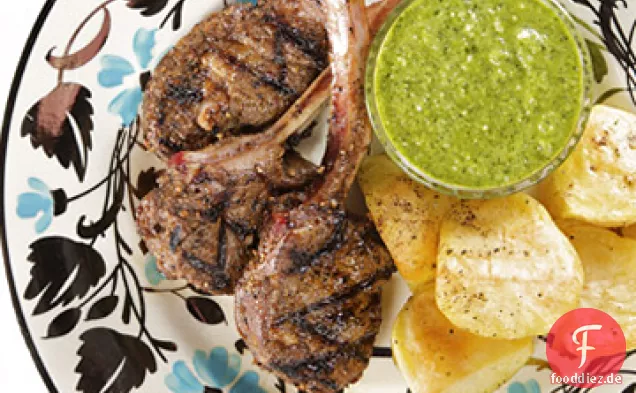Lammlutscher mit grüner Göttin Minze Dip Sauce und Bratkartoffeln