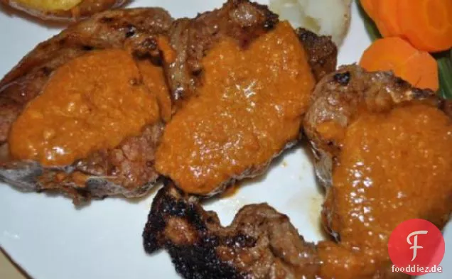 Lammkoteletts mit würziger Erdnusssauce