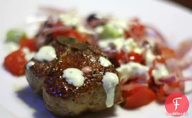 Lammkoteletts mit griechischem Salat und Joghurt-Zitronensauce
