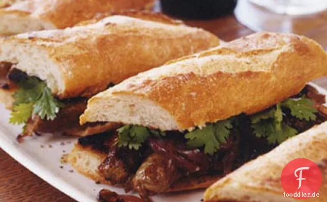 Gegrillte Merguez-Sandwiches mit Karamellisierten Roten Zwiebeln