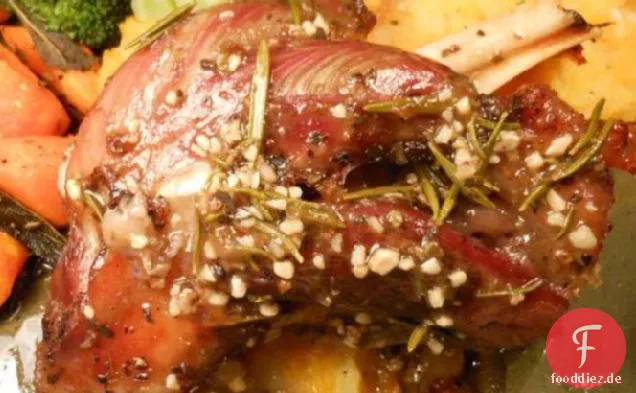 Langsam geröstetes Kraut und Knoblauch Lammschenkel