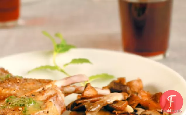 Lammkoteletts mit Minzsauce und Pilzen