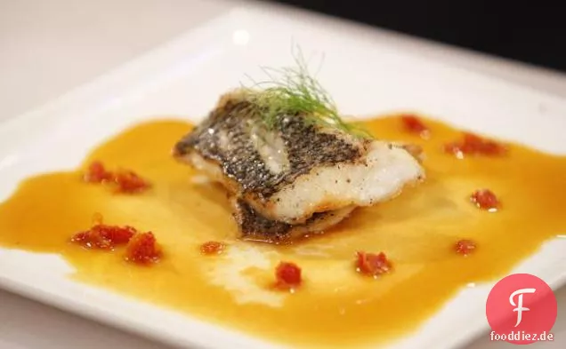 Gebratener Wolfsbarsch in Tomaten-Fenchel-Brühe