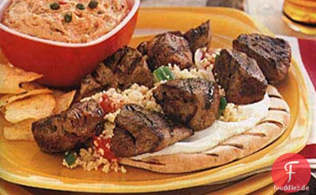 Gegrillte Kreuzkümmel-Lamm Pitas mit Couscous und Joghurt