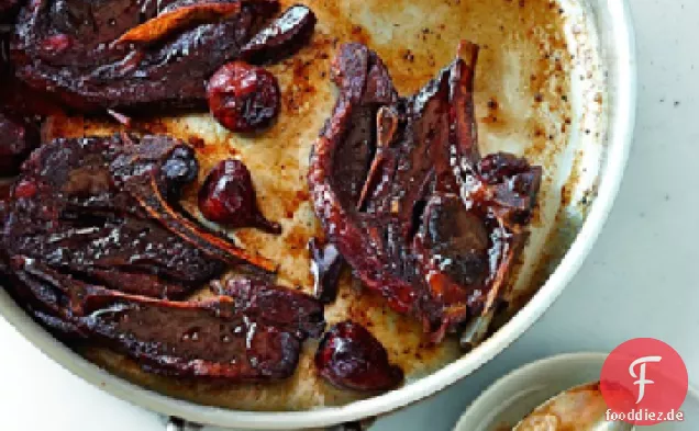 Geschmorte Lammkoteletts mit Rotwein und Feigen