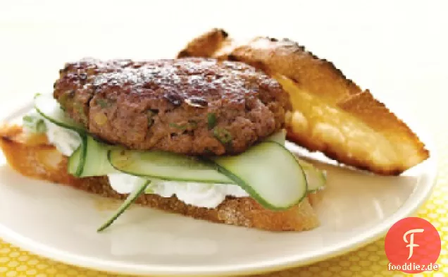 Lammburger mit Feta-Sauce und Gurken