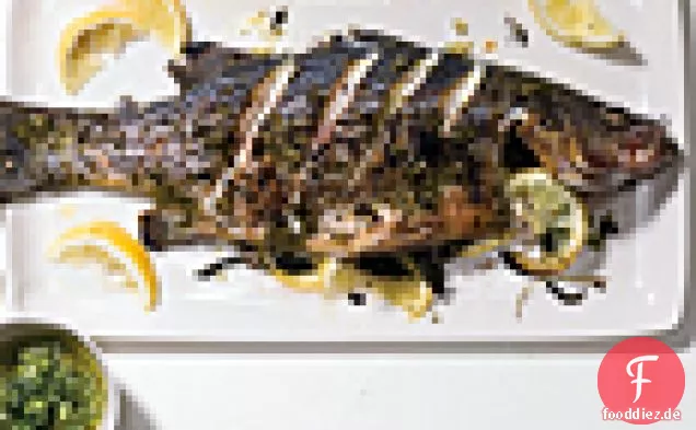 Ganzer Streifenbarsch mit Zitrone und Minze