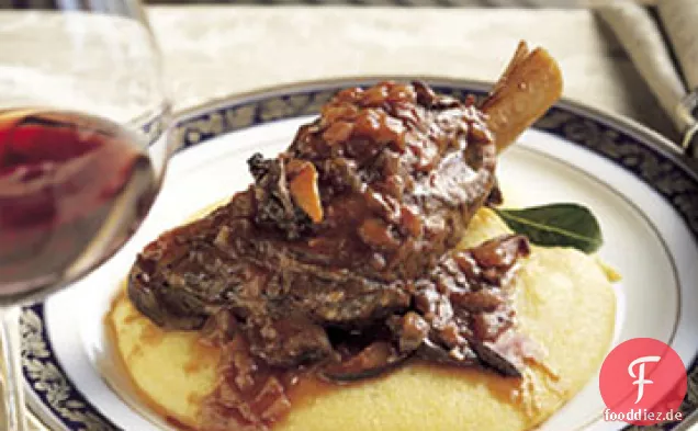 Geschmorte Lammschenkel auf weicher Polenta mit Lorbeerblättern