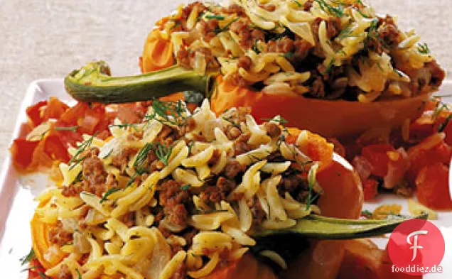 Lamm und Orzo gefüllter Pfeffer mit klobiger Tomatensauce