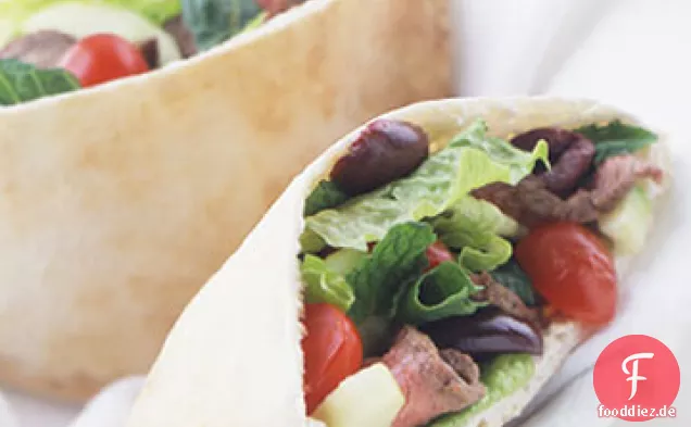 Lamm-Souvlaki-Sandwiches mit griechischem Salat und Tsatsiki-Sauce