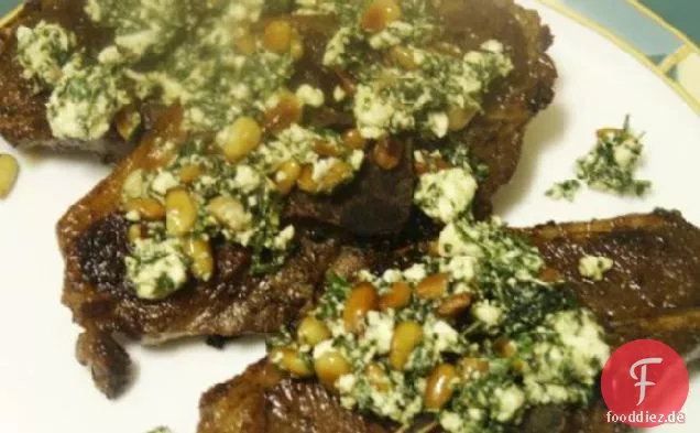 Pan-gebratene Lammkoteletts mit Minze über Grüns