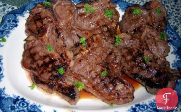 Gegrillte Lammkoteletts in Granatapfel mariniert