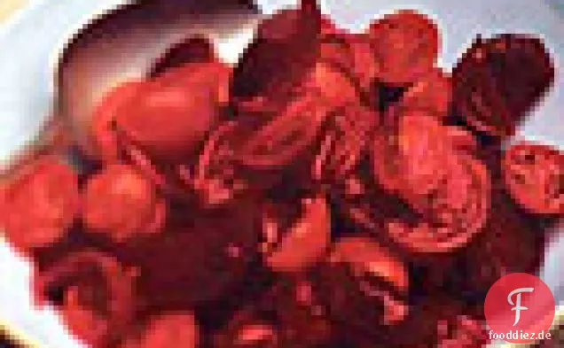 Tomaten, geröstete Rüben und eingelegter Zwiebelsalat