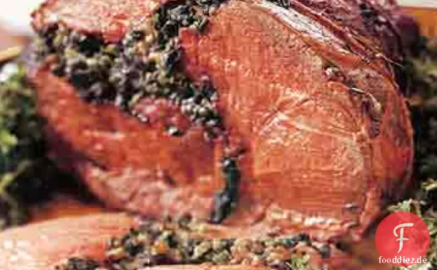 Lammkeule gefüllt mit Waldpilzen und Grüns