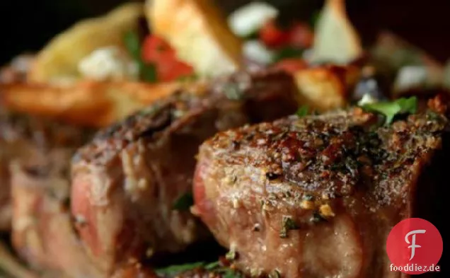 Lammkoteletts und Kartoffeln mit Oliven, Tomaten und Feta-Käse