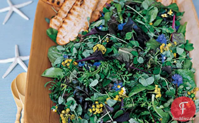 Gemischter Grünsalat mit frisch geschälten Erbsen und essbaren Blumen