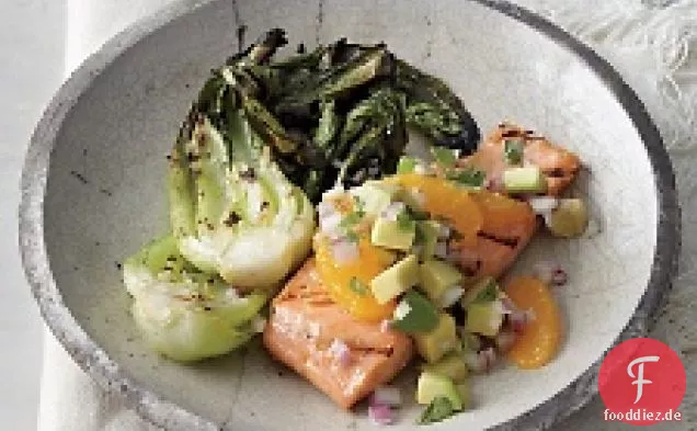 Gegrillter Lachs und Bok Choy mit Orangen-Avocado-Salsa