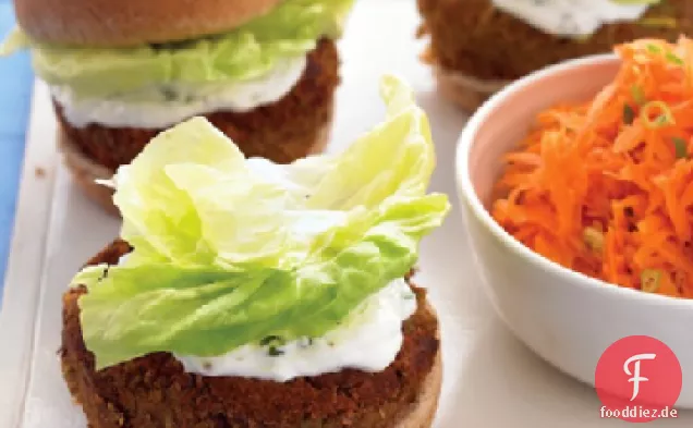Mediterrane Veggie Burger mit Minze-Joghurt-Sauce und Karottensalat
