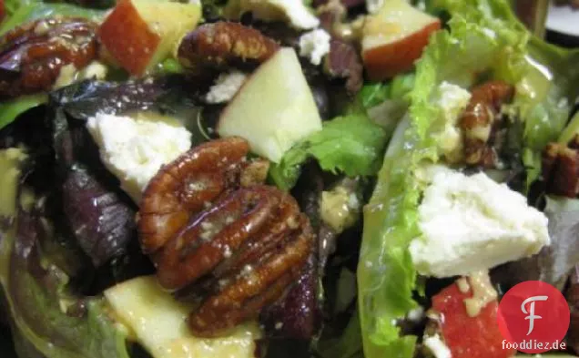 Feta-Käse, Apfel und gewürzter Pekannusssalat