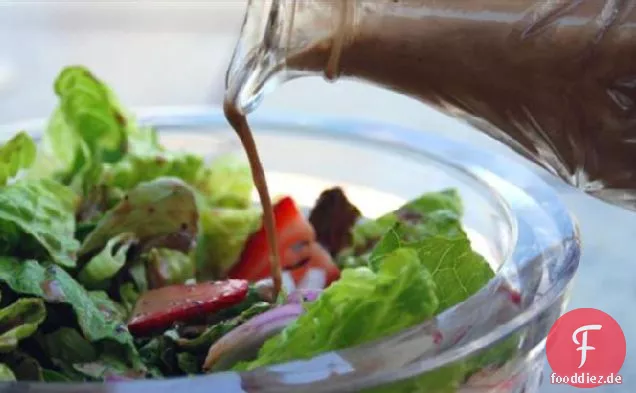 Erdbeer-Romaine-Salat mit cremigem Mohndressing