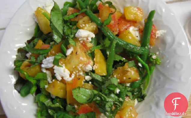 Frische grüne Bohnen und Tomatensalat