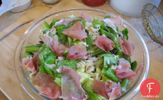Pasta mit Erbsen, Spargel, Buttersalat und Schinken