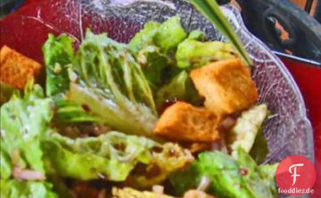 Romaine Salat mit roten Zwiebeln, Walnüssen und Orangenvinaigrette