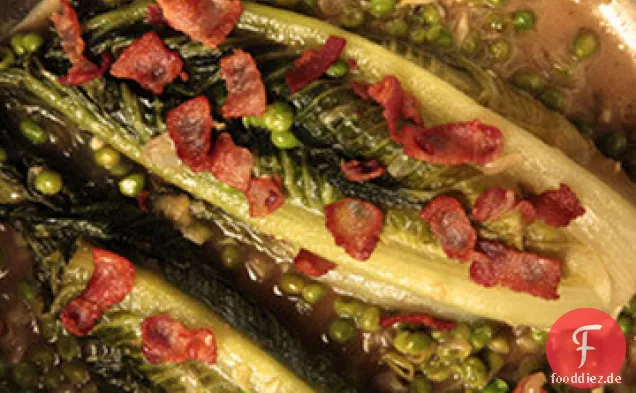 Geschmorter Salat mit Speck, Schalotten und Erbsen Rezept