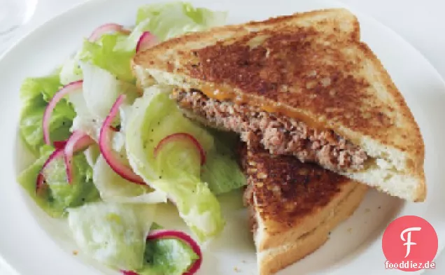 Patty Melt mit eingelegtem Zwiebelsalat