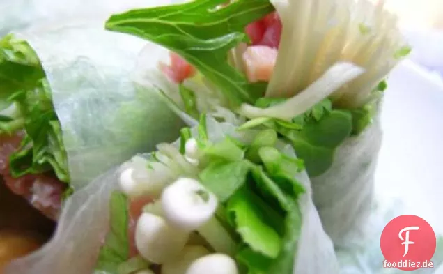 Kühle Schinkenröllchen mit Erdnusssauce