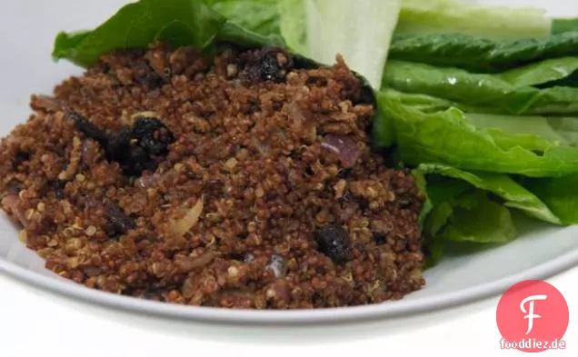 Quinoa-Alle Kleie Pilaw mit Rosinen und einfachen grünen Salat
