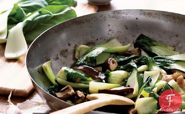 Gebratenes Baby Bok Choy mit Shiitake-Pilzen