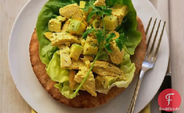 Curry-Hähnchen-Salat auf Vollkorn-Pitas
