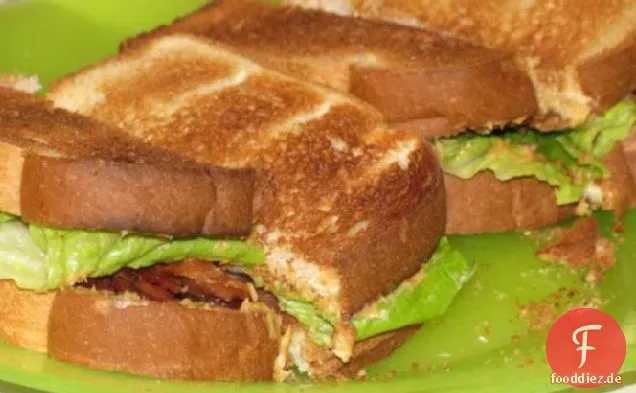 Pb, B und L (Erdnussbutter, Speck und Salat) Sandwich (A BLT