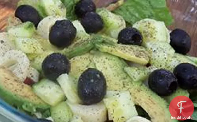 Grüner Salat mit getrockneter Minze