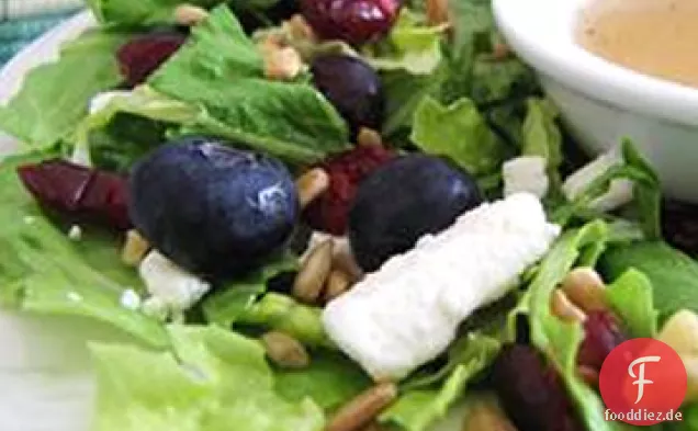 Köstlich süßer Salat mit Ahorn, Nüssen, Samen, Blaubeeren und Ziegenkäse