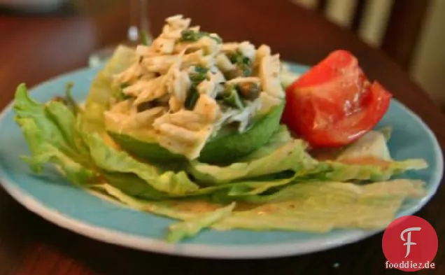 Avocado gefüllt mit Krabbensalat oder kaltem Krabbensalat