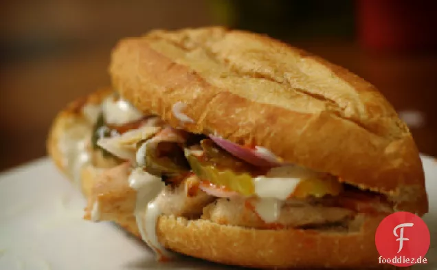 Gesundes gegrilltes Hähnchen-, Paprika- und Ziegenkäsesandwich