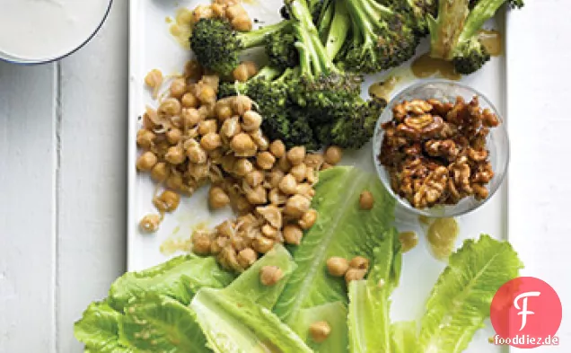 Komponierter Salat aus geröstetem Brokkoli, Romaine, Kichererbsen und Walnüssen