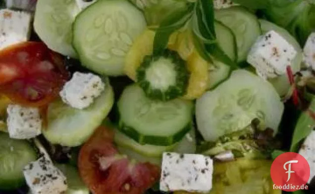 Tomaten-, Gurken- und Feta-Salat mit Zitronenverbene